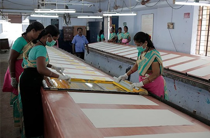 Indiske kvinner jobber i fabrikk