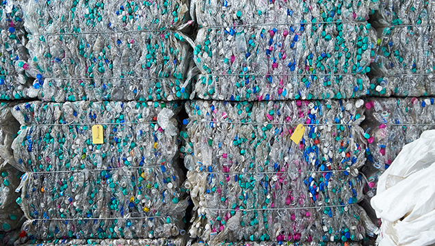 En vegg av resirkulert plast