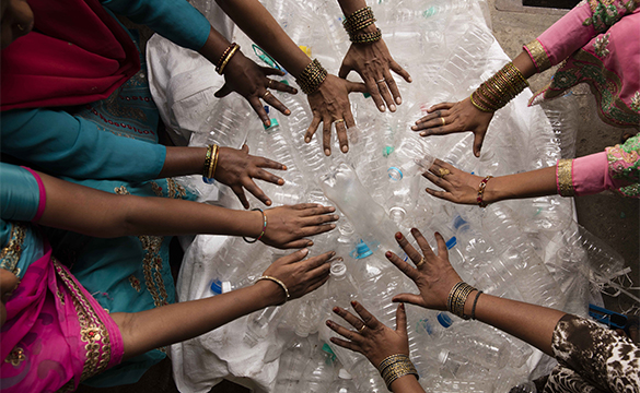 Flere kvinner holder ned tomme plastflakser