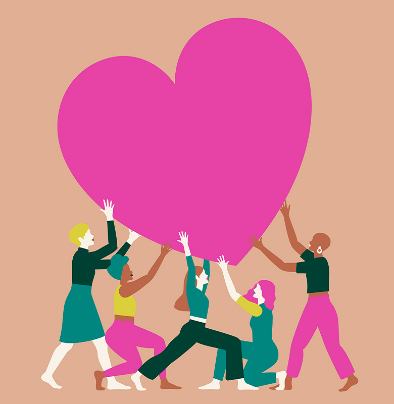 Fem kvinner holder oppe et rosa hjerte 