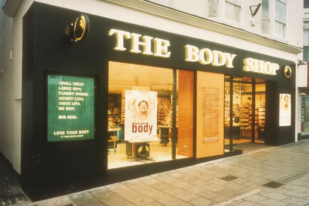 Gammel Body Shop butikk med Love Your Body plakat
