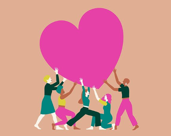 Fem kvinner holder oppe et rosa hjerte