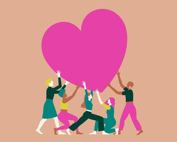 Fem kvinner holder oppe et rosa hjerte