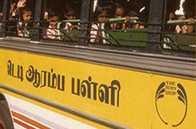 Gul buss fra India med The Body Shop logoen