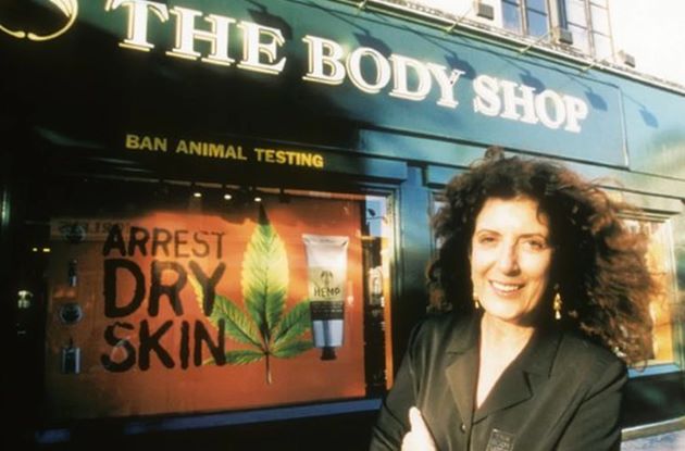 Anita Roddick stående utenfor en The Body Shop butikk