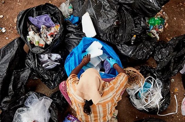 Kvinne sorterer plast og søppel