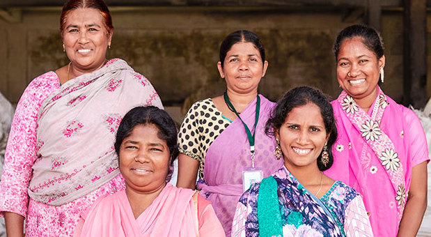 Kvinner fra India som står på rekke i fargerike kjoler