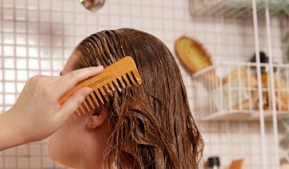 Kvinne som grer håret med hårbørste Detangling Comb