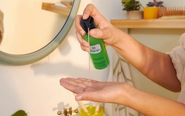 Grønn peeling hvor produktet kommer ut med speil i bakgrunnen. Foto